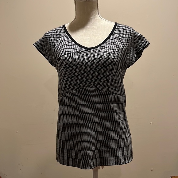 Cable & Gauge Tops - Cable & Gauge Women’s Knit Top Black/White SS V Neck Striped Stretch Size: M